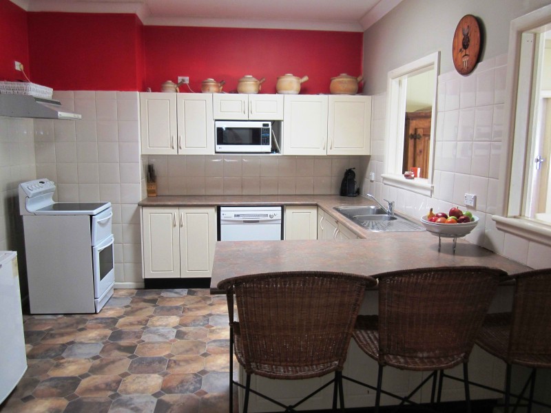 8 Clarence St, Macquarie Fields NSW 2564