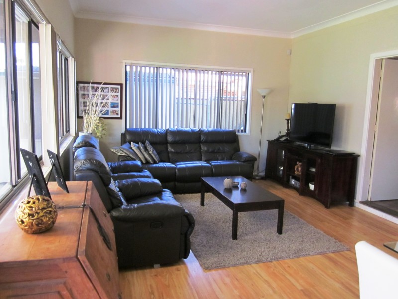 8 Clarence St, Macquarie Fields NSW 2564