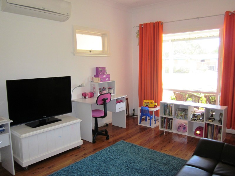 8 Clarence St, Macquarie Fields NSW 2564