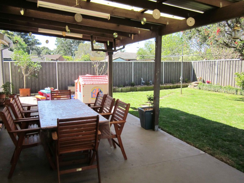 8 Clarence St, Macquarie Fields NSW 2564