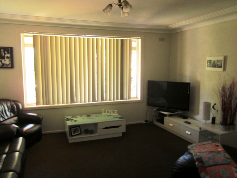 6 Waterloo Pl, Glenfield NSW 2167