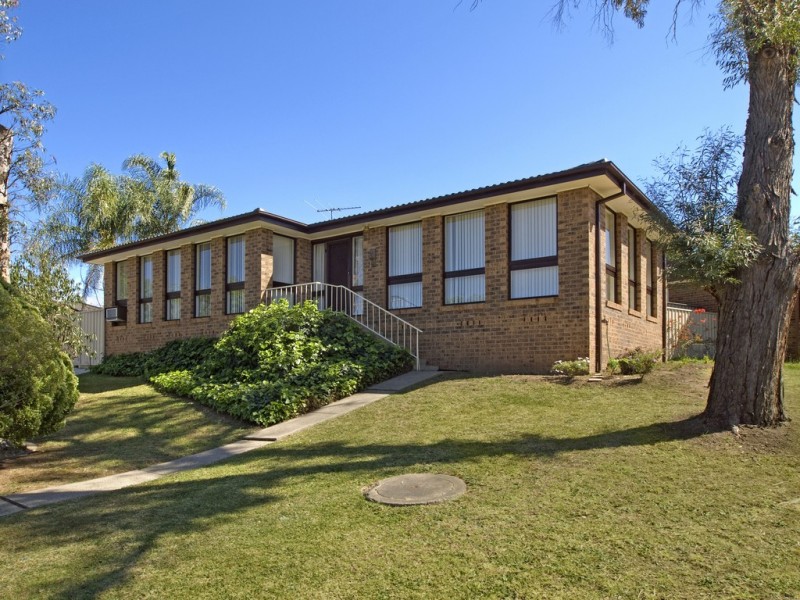 2 Gona Pl, Glenfield NSW 2167
