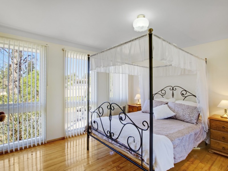 2 Gona Pl, Glenfield NSW 2167