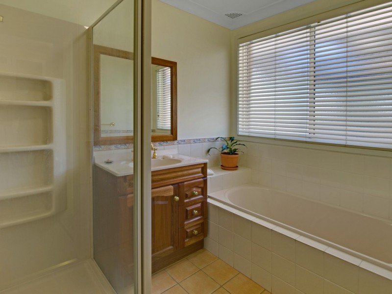 2 Gona Pl, Glenfield NSW 2167