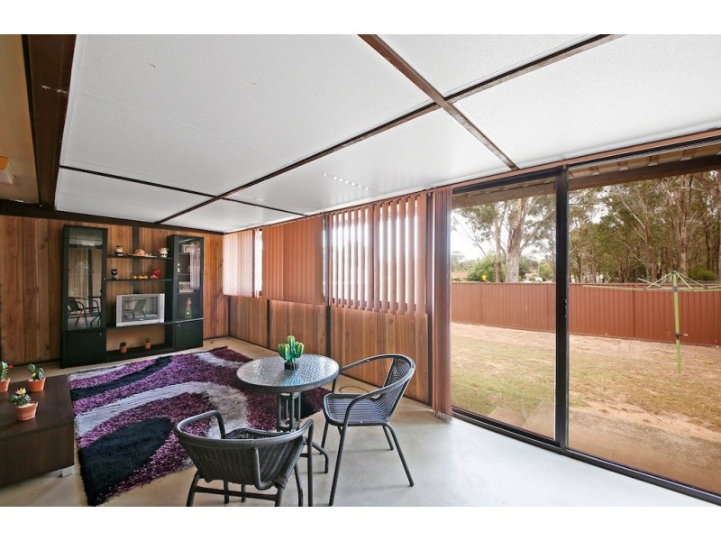 1 Dibbler Pl, St Helens Park NSW 2560