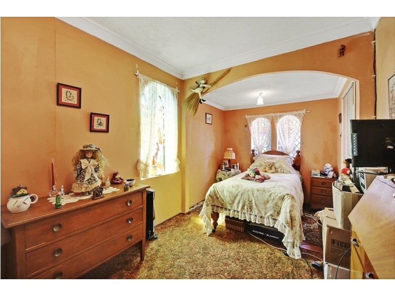 4 Dowling St, Leumeah NSW 2560