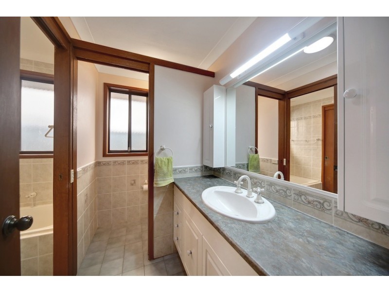 183 Harrow Rd, Glenfield NSW 2167