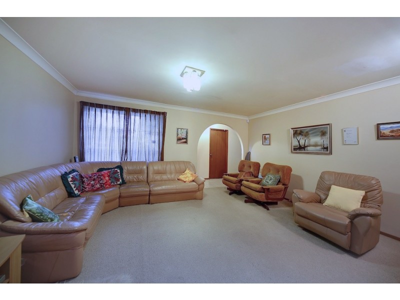 183 Harrow Rd, Glenfield NSW 2167