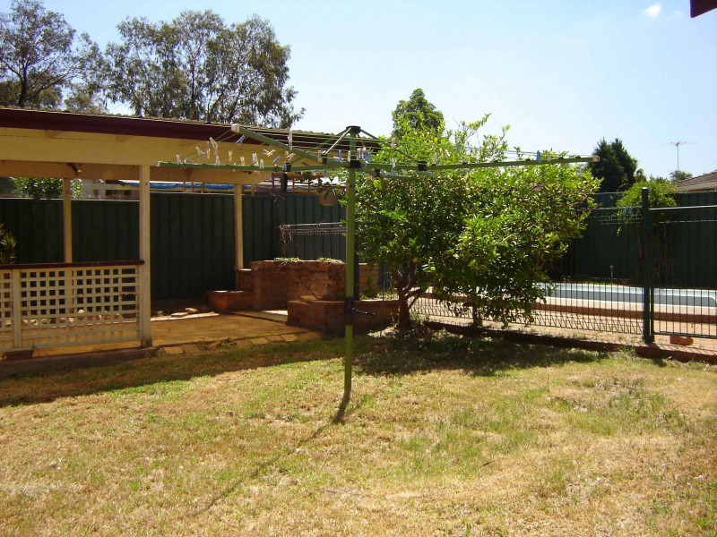 27 Ohlfsen Rd, Minto NSW 2566