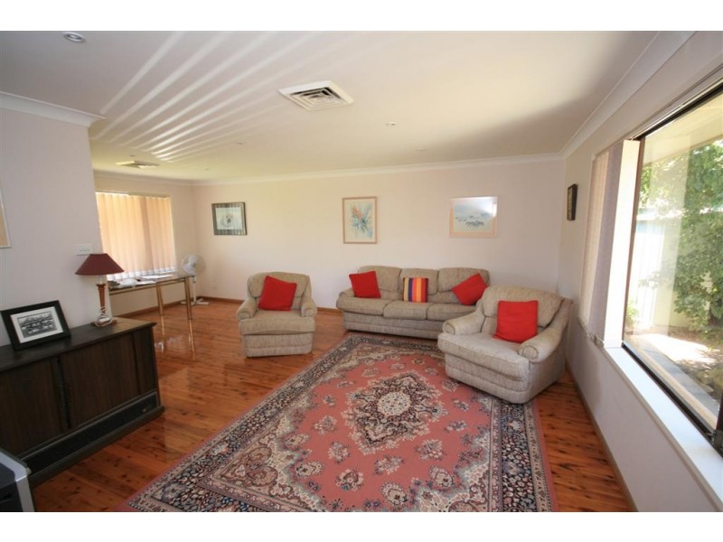 8 Sanders Crescent, Kings Langley NSW 2147