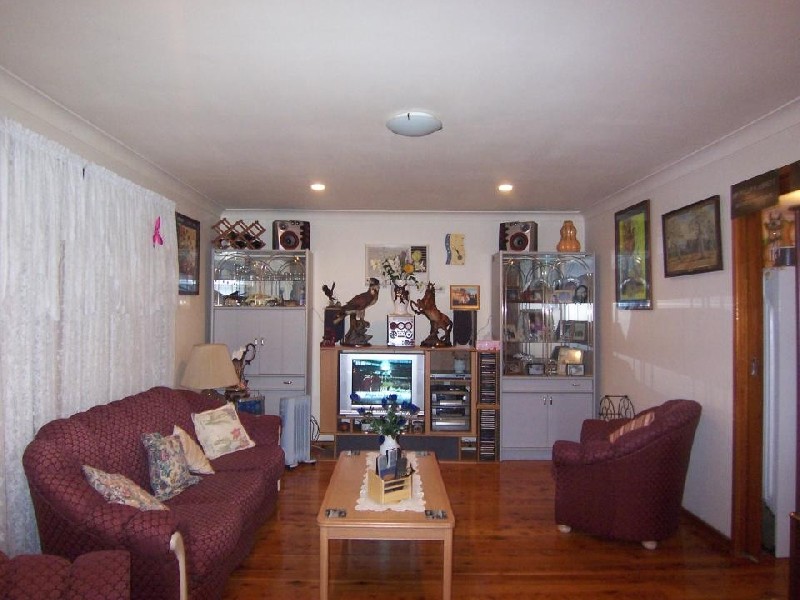 73 Devonshire Cres, Oak Flats NSW 2529