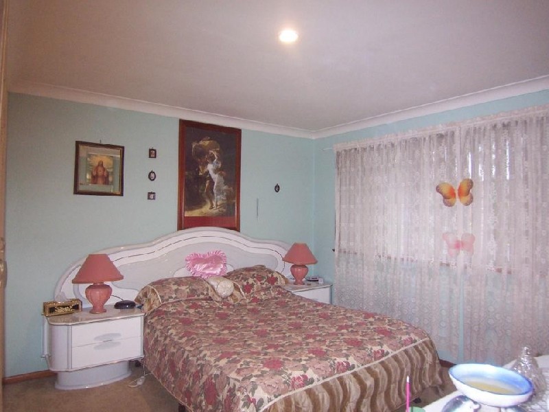 73 Devonshire Cres, Oak Flats NSW 2529