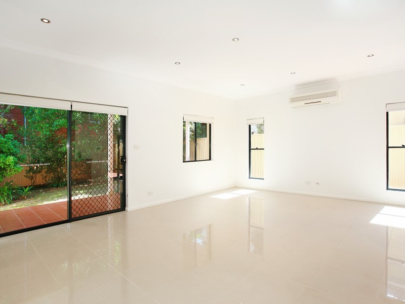 21 Farnham Avenue, Roselands NSW 2196