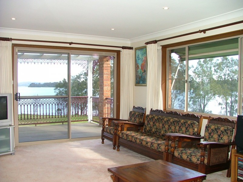 01 MONDAY STREET, Tuggerawong NSW 2259