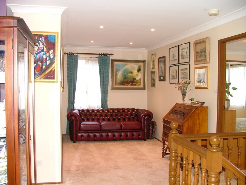 01 MONDAY STREET, Tuggerawong NSW 2259