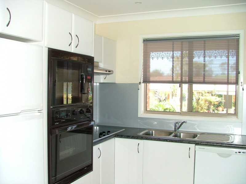 01 MONDAY STREET, Tuggerawong NSW 2259