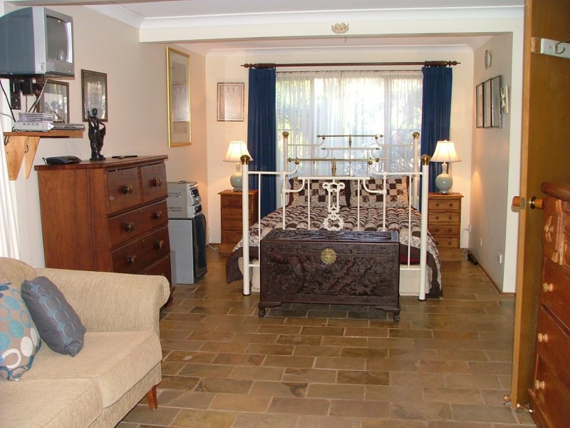 01 MONDAY STREET, Tuggerawong NSW 2259