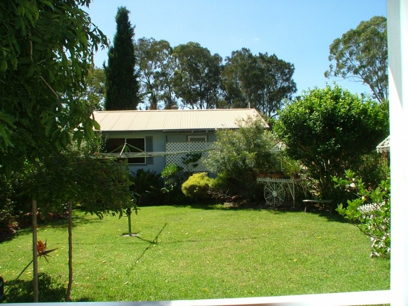 01 MONDAY STREET, Tuggerawong NSW 2259