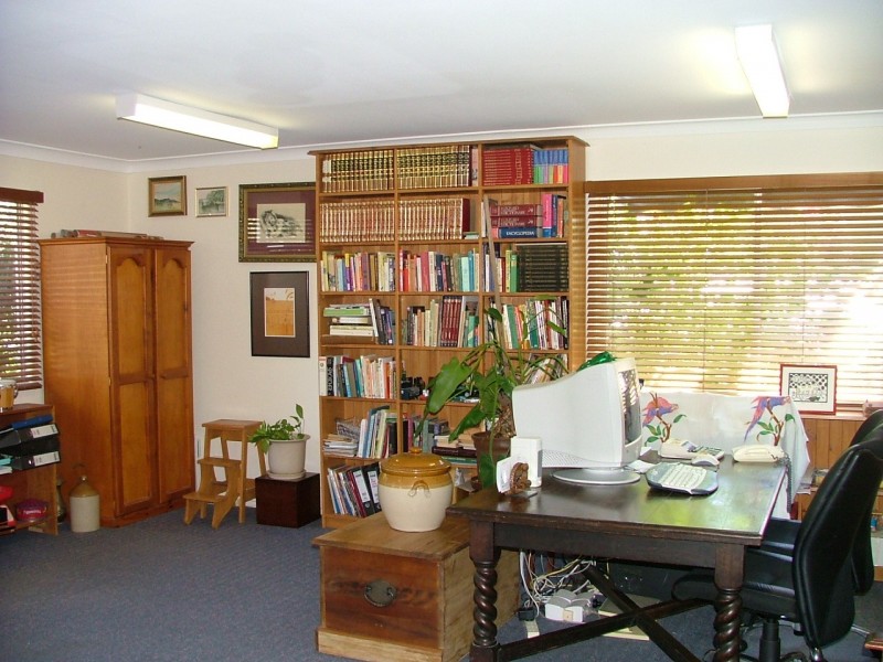 01 MONDAY STREET, Tuggerawong NSW 2259