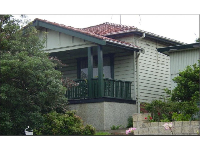 8 LAUDER AVENUE, Wollongong NSW 2500