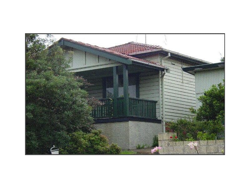 8 LAUDER AVENUE, Wollongong NSW 2500