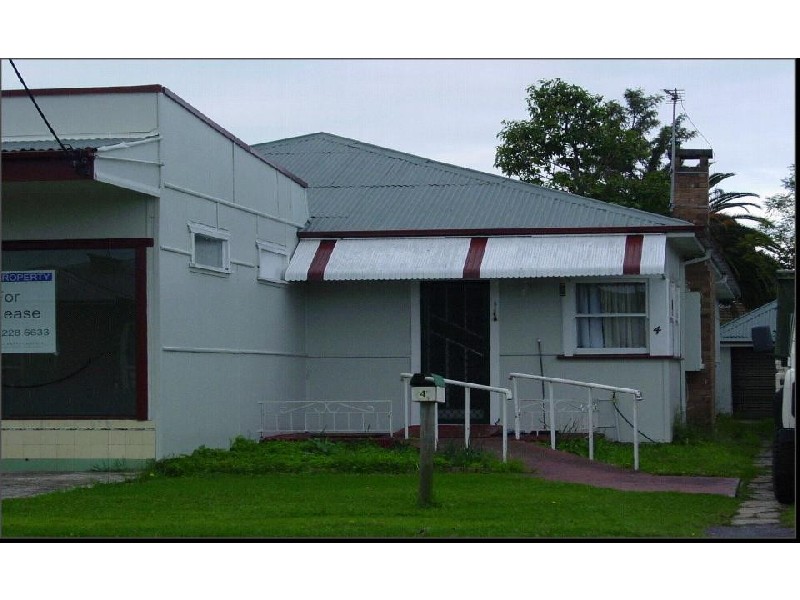 4 FRASER STREET, Unanderra NSW 2526