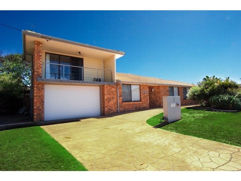 1 Bareena Ave, North Avoca NSW 2260