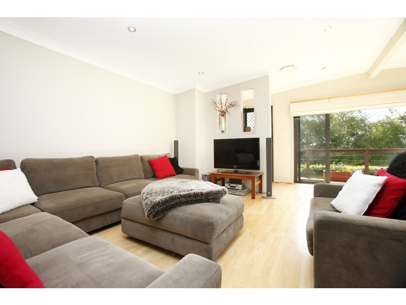 42 Laurina Avenue, Yarrawarrah NSW 2233