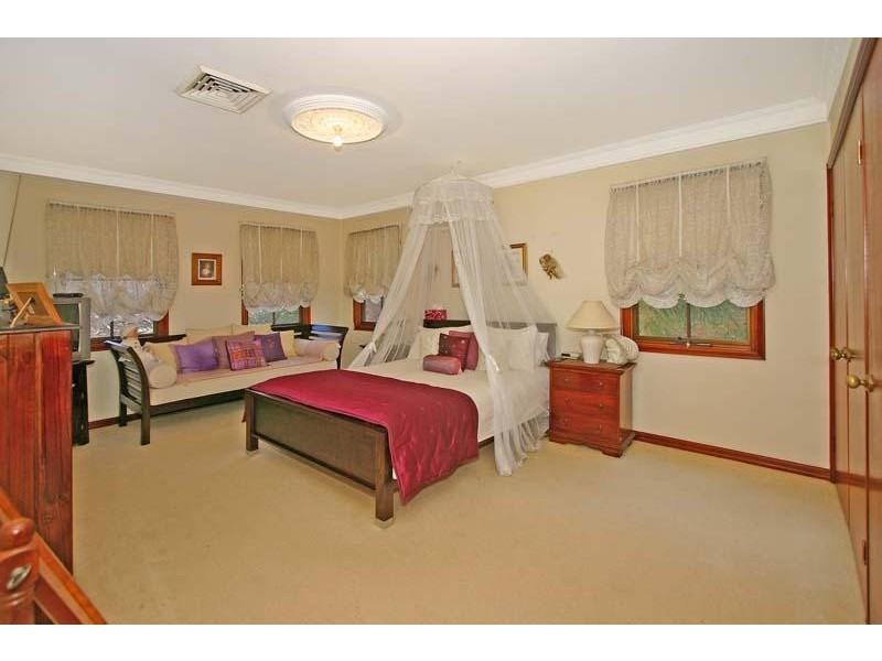 42 Blaxland Drive, Illawong NSW 2234