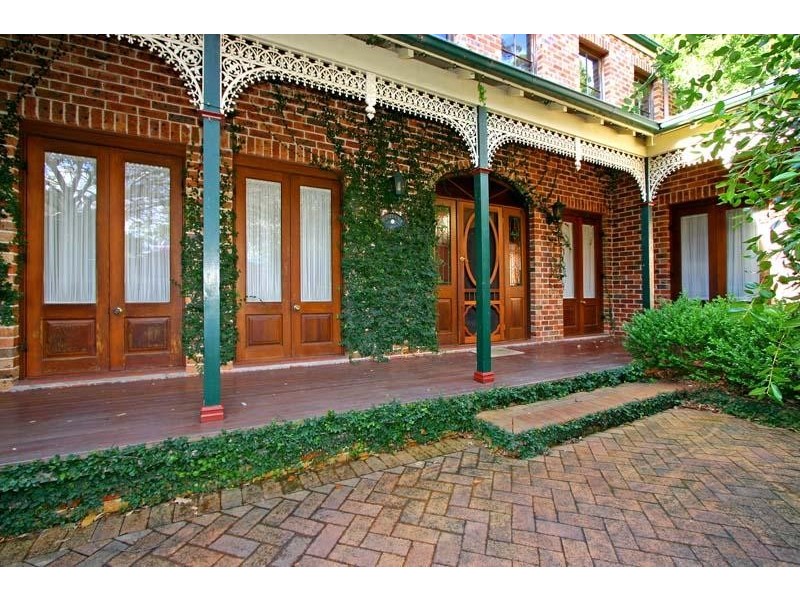 42 Blaxland Drive, Illawong NSW 2234