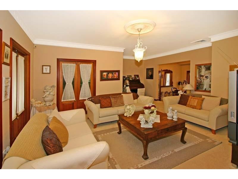 42 Blaxland Drive, Illawong NSW 2234