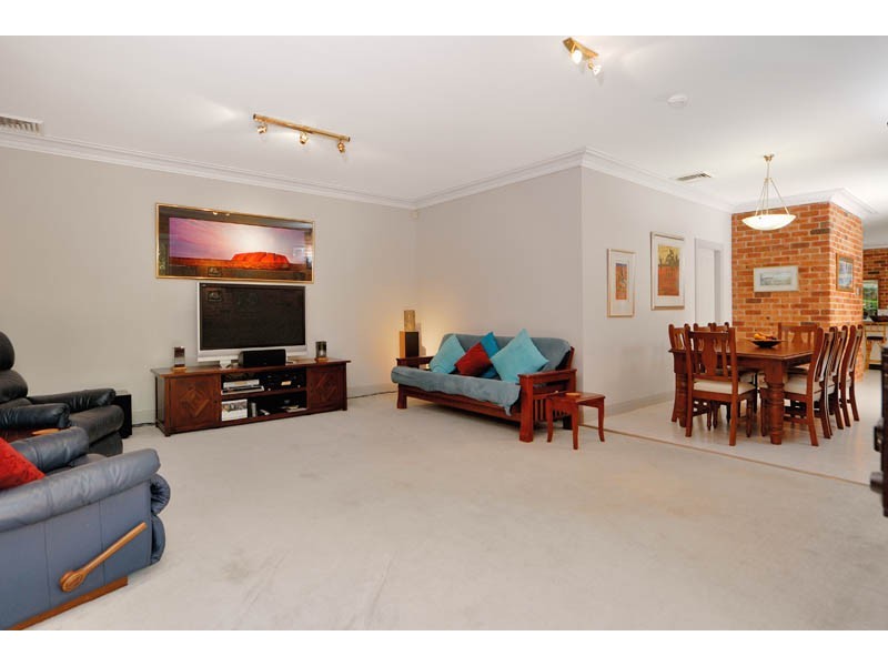 10 Barrier Place, Illawong NSW 2234