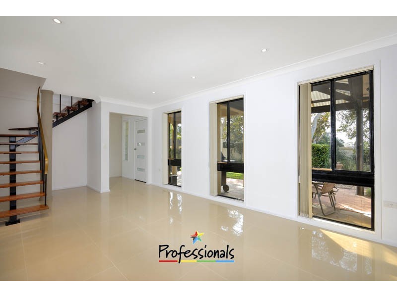 7 Batavia Place, Illawong NSW 2234