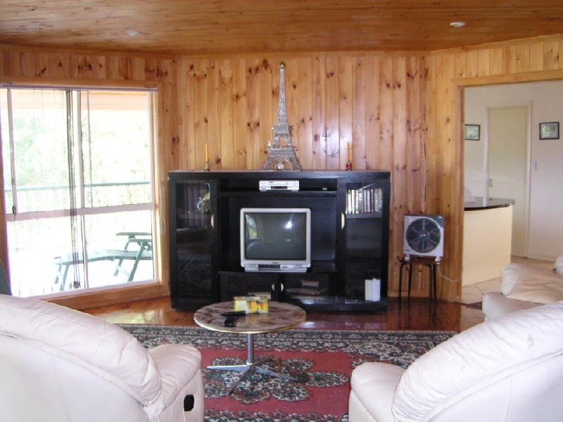 7 Ilya Street, Macleay Island QLD 4184