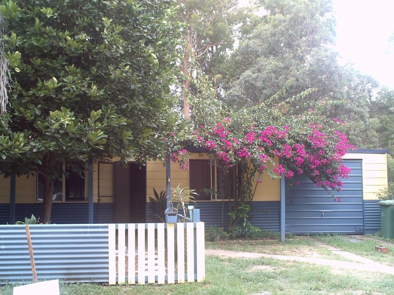 11 Robin Street, Macleay Island QLD 4184