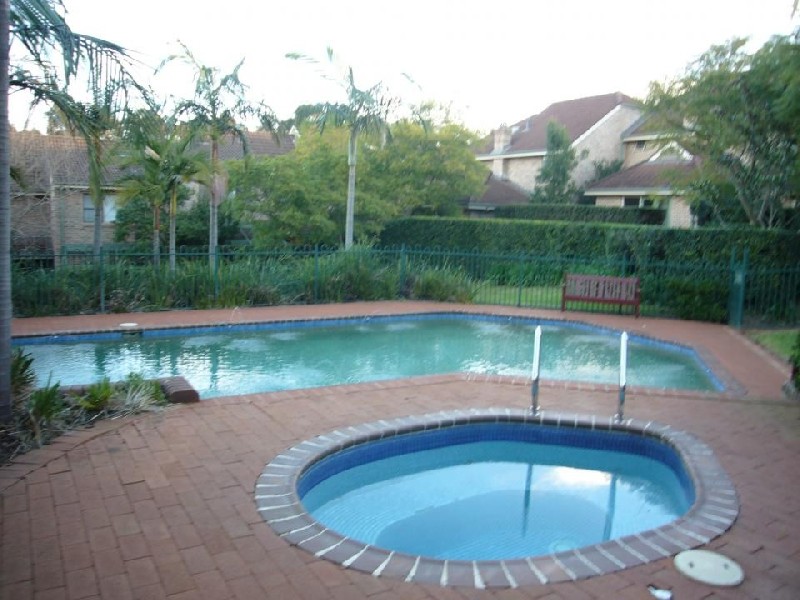 11 Strathalbyn Drive, Oatlands NSW 2117