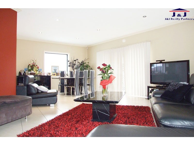 11 Fairland Ave, Greenacre NSW 2190