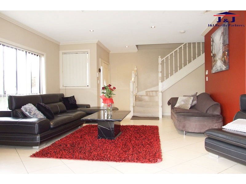 11 Fairland Ave, Greenacre NSW 2190