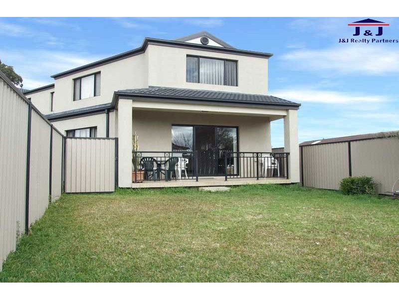11 Fairland Ave, Greenacre NSW 2190