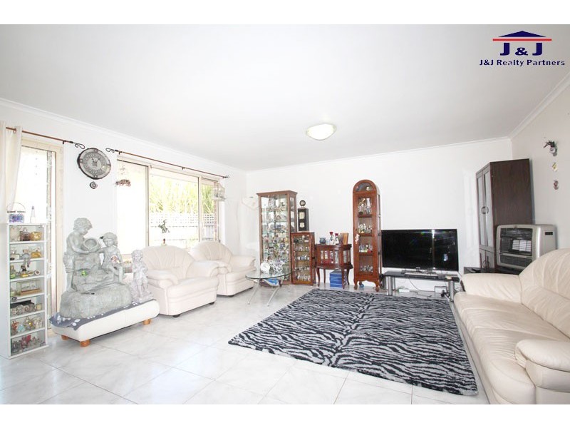 1 Silkyoak Grove, Greenacre NSW 2190