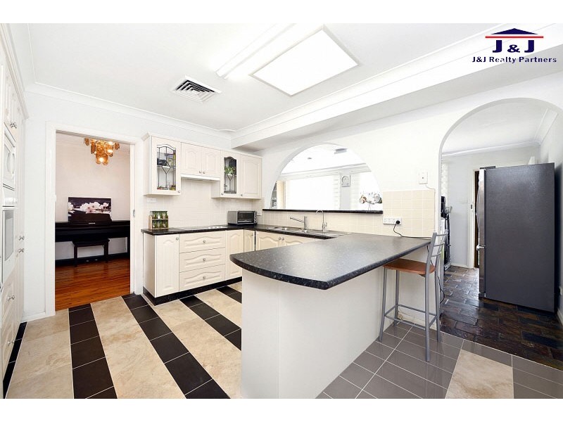 8 Barlow Place, Georges Hall NSW 2198