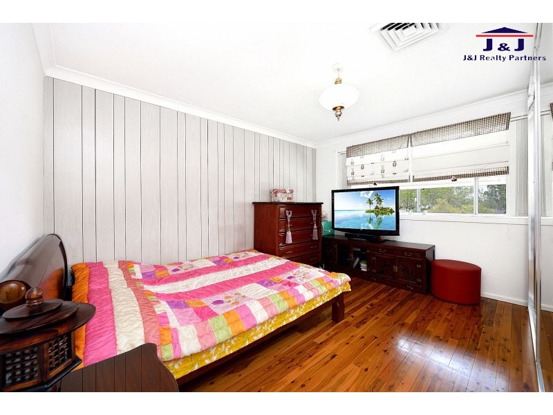 8 Barlow Place, Georges Hall NSW 2198