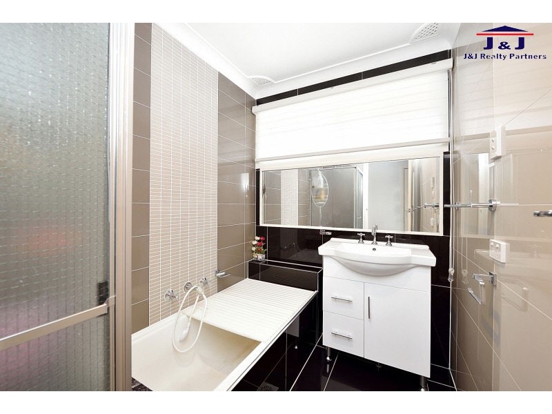 8 Barlow Place, Georges Hall NSW 2198