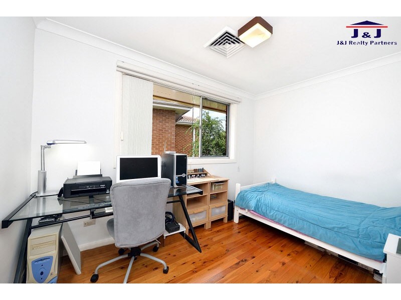 8 Barlow Place, Georges Hall NSW 2198