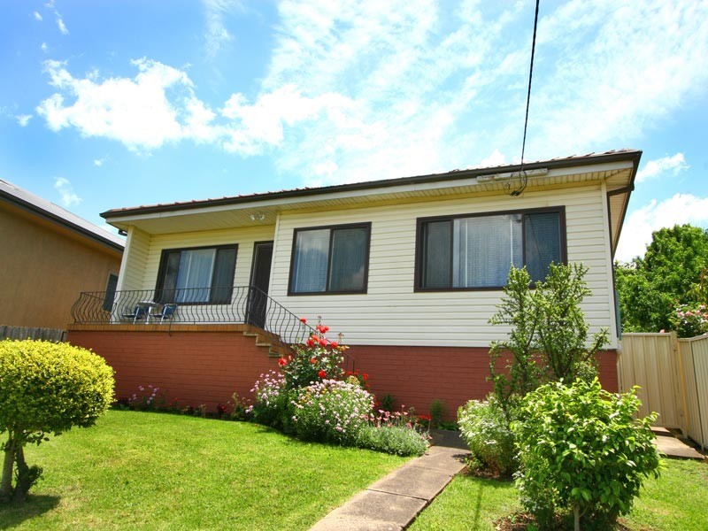 4 Ranchby Ave, Lake Heights NSW 2502