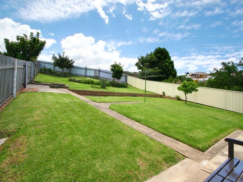 4 Ranchby Ave, Lake Heights NSW 2502