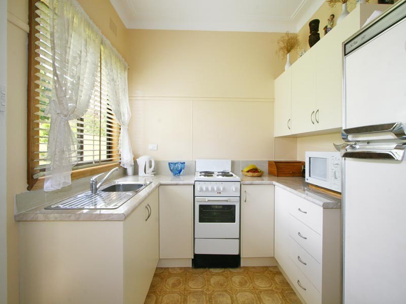 4 Ranchby Ave, Lake Heights NSW 2502