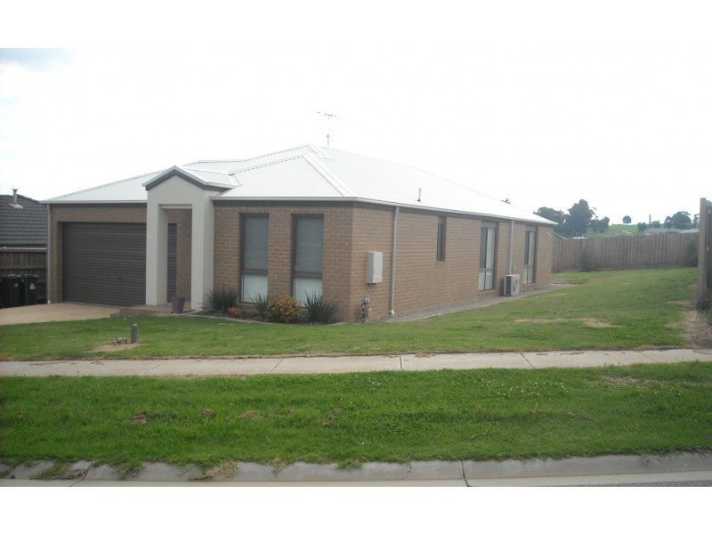 9 Sutherland way, Drouin VIC 3818