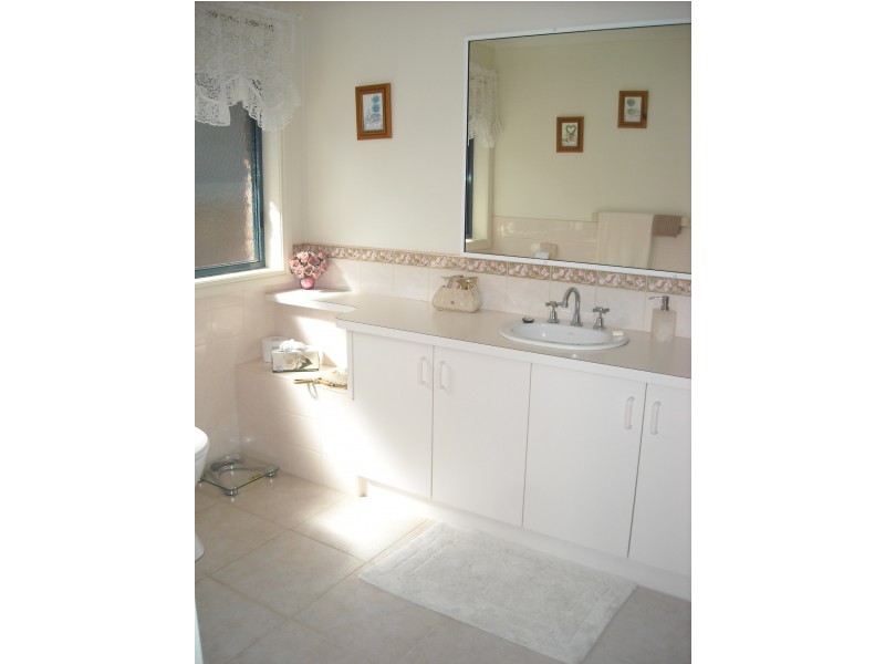 5 Wallace Crs, Drouin VIC 3818
