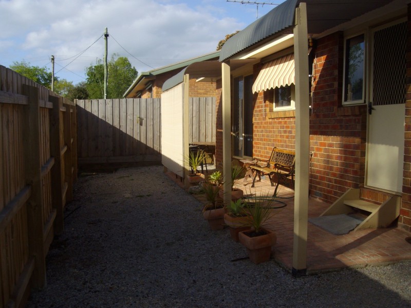 2/23 Albert rd, Drouin VIC 3818